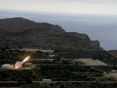  Unser Archivfoto (© Eurokinissi) zeigt den Abschuss einer Flugabwehrrakete vom Typ Patriot auf einem griechischen Truppenübungsplatz Ende November 2020. 
