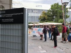 Unser Archivfoto (© Eurokinissi) entstand vor dem Universitätsgelände der Aristoteles-Universität Thessaloniki.