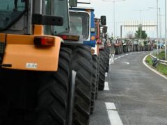 Unser Archivfoto (© Eurokinissi) zeigt Bauernproteste bei Nikia, Larissa
