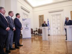 Unser Foto (© Eurokinissi) entstand während der Übergabe des Außenministeriums an den Übergangsaußenminister Vassilis Kaskarelis.
