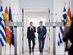 Unser Foto (© Eurokinissi) entstand während des Treffens zwischen Premierminister Kyriakos Mitsotakis (l.) und seinem spanischen Amtskollegen Pedro Sánchez.