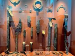 Fundstücke aus der „Loïzos/Polis-Höhle“, Teile bronzener Dreifußgefäße (um 800-900 v. d. Z.) (Fotos: Heike Oberlin)