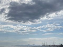 Wolkige Aussichten über dem Kalamaki Beach (Griechenland Zeitung / Jana Petersmeier).  