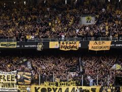 Unser Beispielfoto (© Eurokinissi) zeigt Fans der Mannschaft AEK Athen.