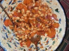 Unser Archivfoto (© Griechenland Zeitung / Elisa Hübel) zeigt das typisch griechische Bohnen-Gericht „Fasolada“.