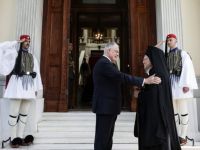 Unser Foto (© Eurokinissi) zeigt den Ökumenischen Patriarchen von Konstantinopel, Bartholomäos I., gemeinsam mit Staatspräsident Konstantinos Tasoulas vor dessen Amtssitz in Athen.