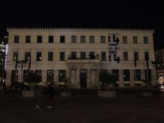 Griechenland im Dunkeln: Das Rathaus von Athen zur Earth Hour 2021 (© Eurokinissi).