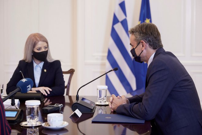 Unser Foto (© Pressebüro des Ministerpräsidenten) entstand am Montag (11.10.) während eines Treffens zwischen Premierminister Kyriakos Mitsotakis und der zyprischen Parlamentspräsidentin Annita Dimitriou.