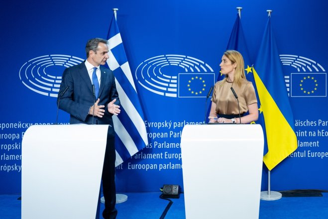 Premierminister Kyriakos Mitsotakis zusammen mit  der EU-Parlamentspräsidentin Roberta Metsola (© Eurokinissi).
