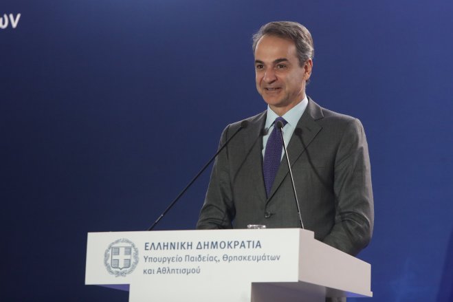 Auf dem Archivfoto ( © Eurokinissi) präsentiert Ministerpräsident Mitsotakis die angepeilten Neuregelungen